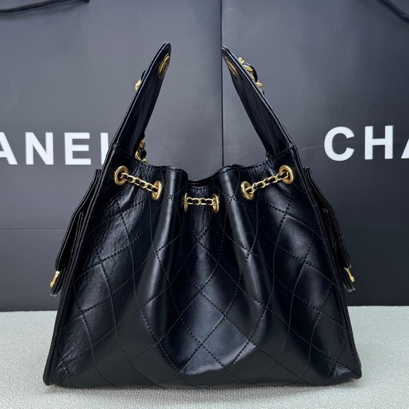 Chanel Black Quilted Shoulder Bag with Gold Chain - Picture 2 of 9